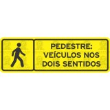 Pedestre: veículos nos dois sentidos  